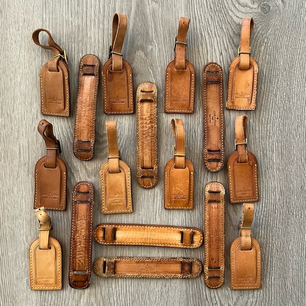 Lot of 17 LV pieces (tags and shoulder pads)
Louis Vuitton